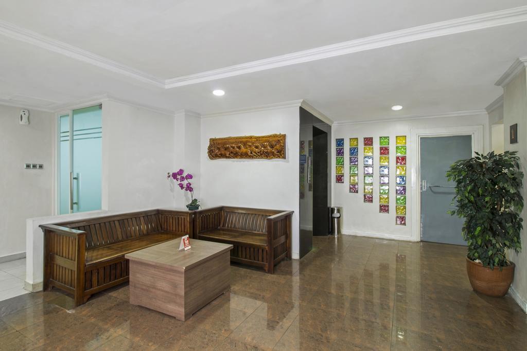 Reddoorz Premium @ Thamrin Kebon Sirih Hotel Jacarta Exterior foto