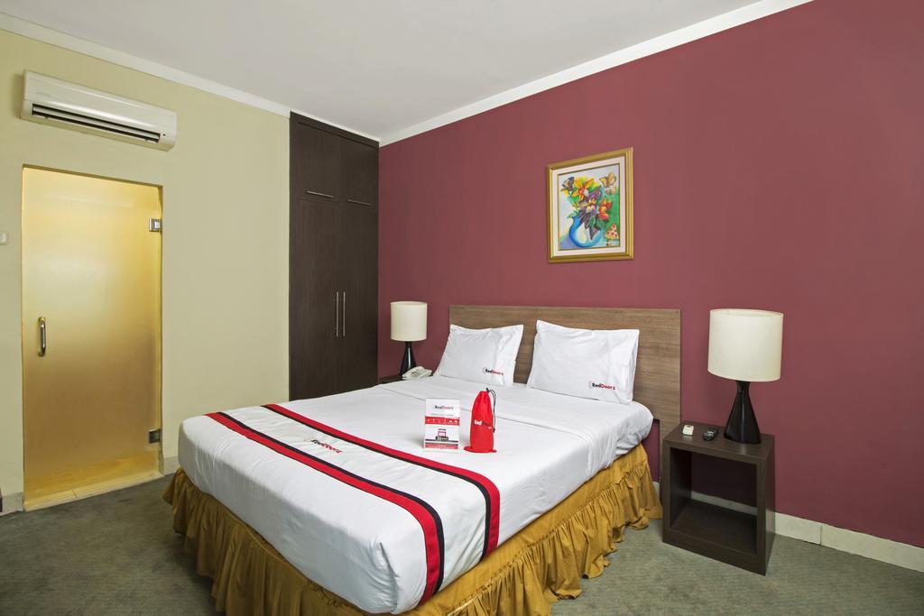 Reddoorz Premium @ Thamrin Kebon Sirih Hotel Jacarta Exterior foto