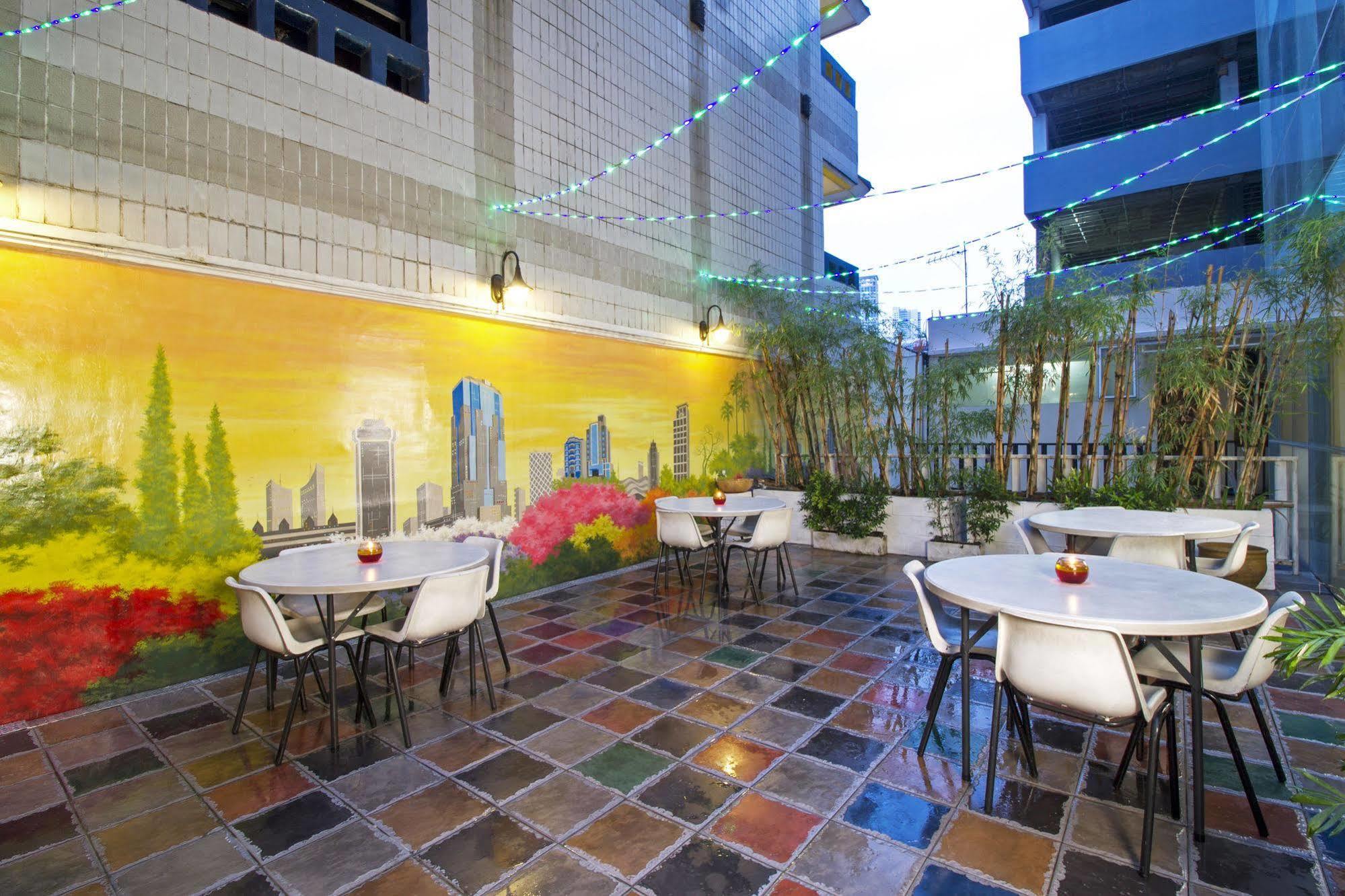 Reddoorz Premium @ Thamrin Kebon Sirih Hotel Jacarta Exterior foto