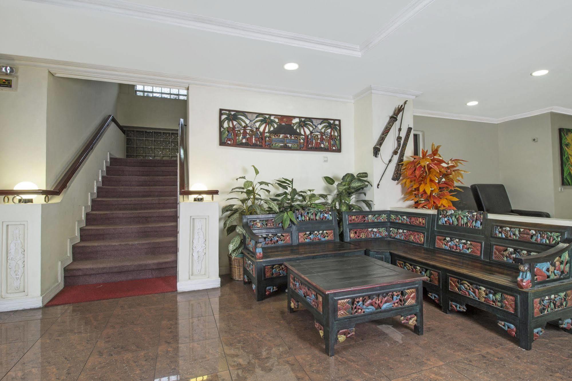 Reddoorz Premium @ Thamrin Kebon Sirih Hotel Jacarta Exterior foto