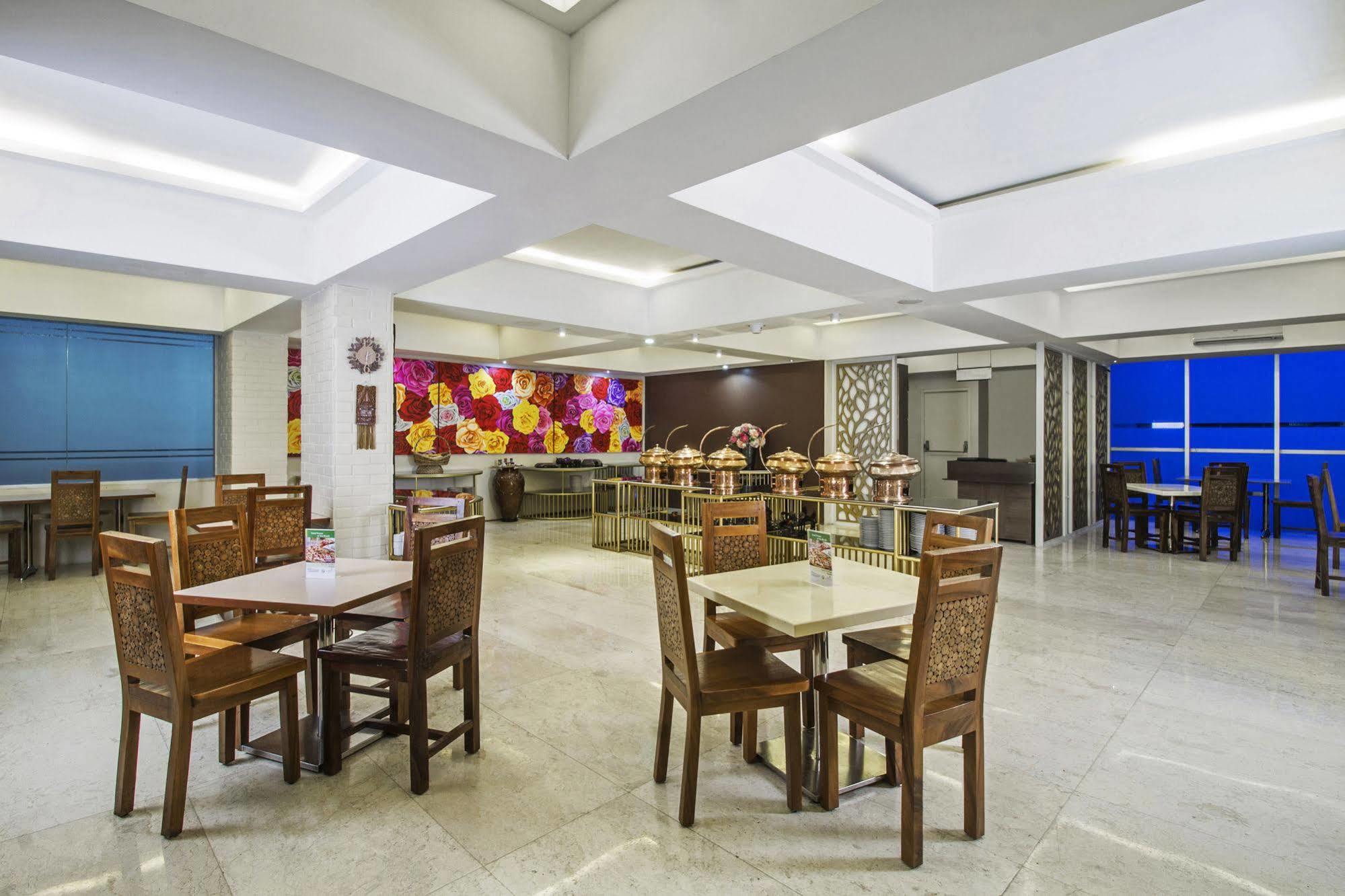Reddoorz Premium @ Thamrin Kebon Sirih Hotel Jacarta Exterior foto