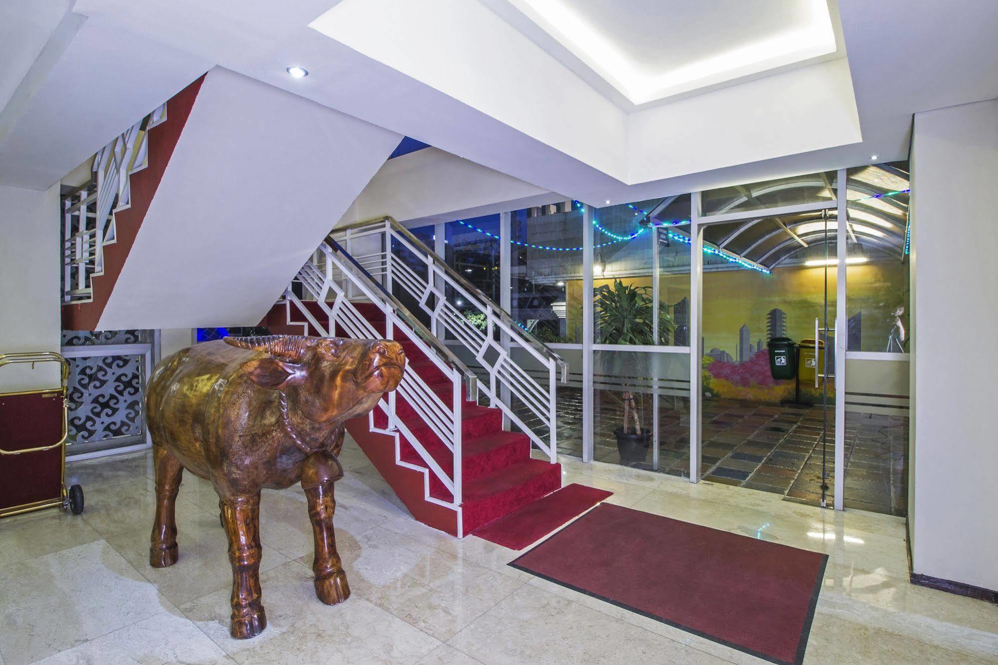 Reddoorz Premium @ Thamrin Kebon Sirih Hotel Jacarta Exterior foto