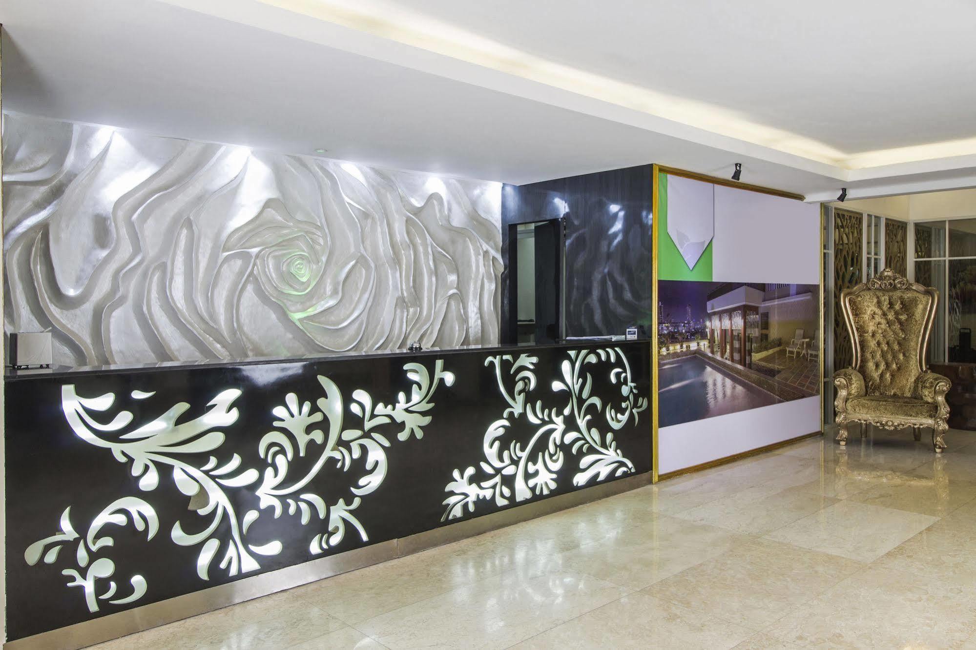 Reddoorz Premium @ Thamrin Kebon Sirih Hotel Jacarta Exterior foto