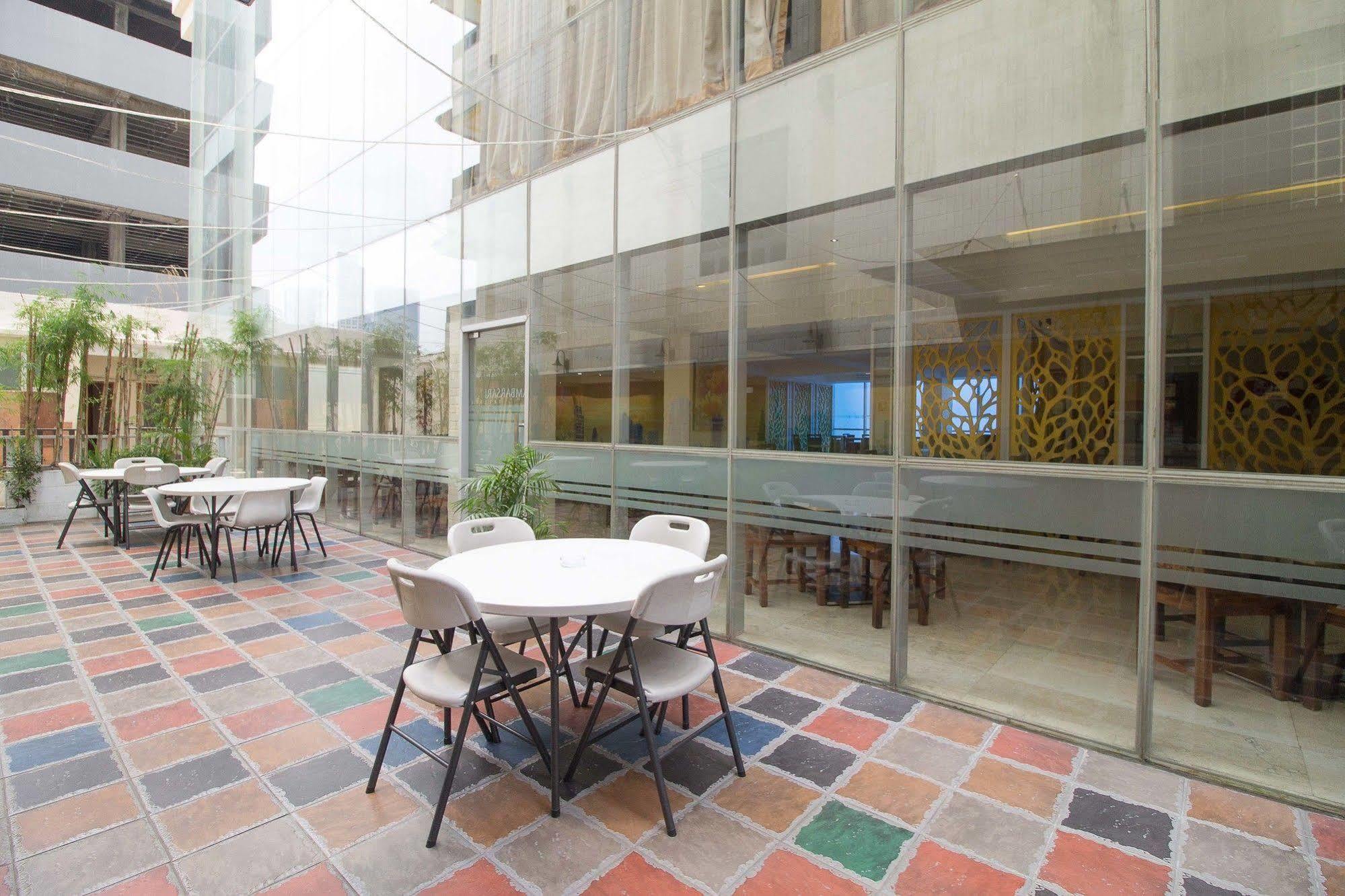 Reddoorz Premium @ Thamrin Kebon Sirih Hotel Jacarta Exterior foto