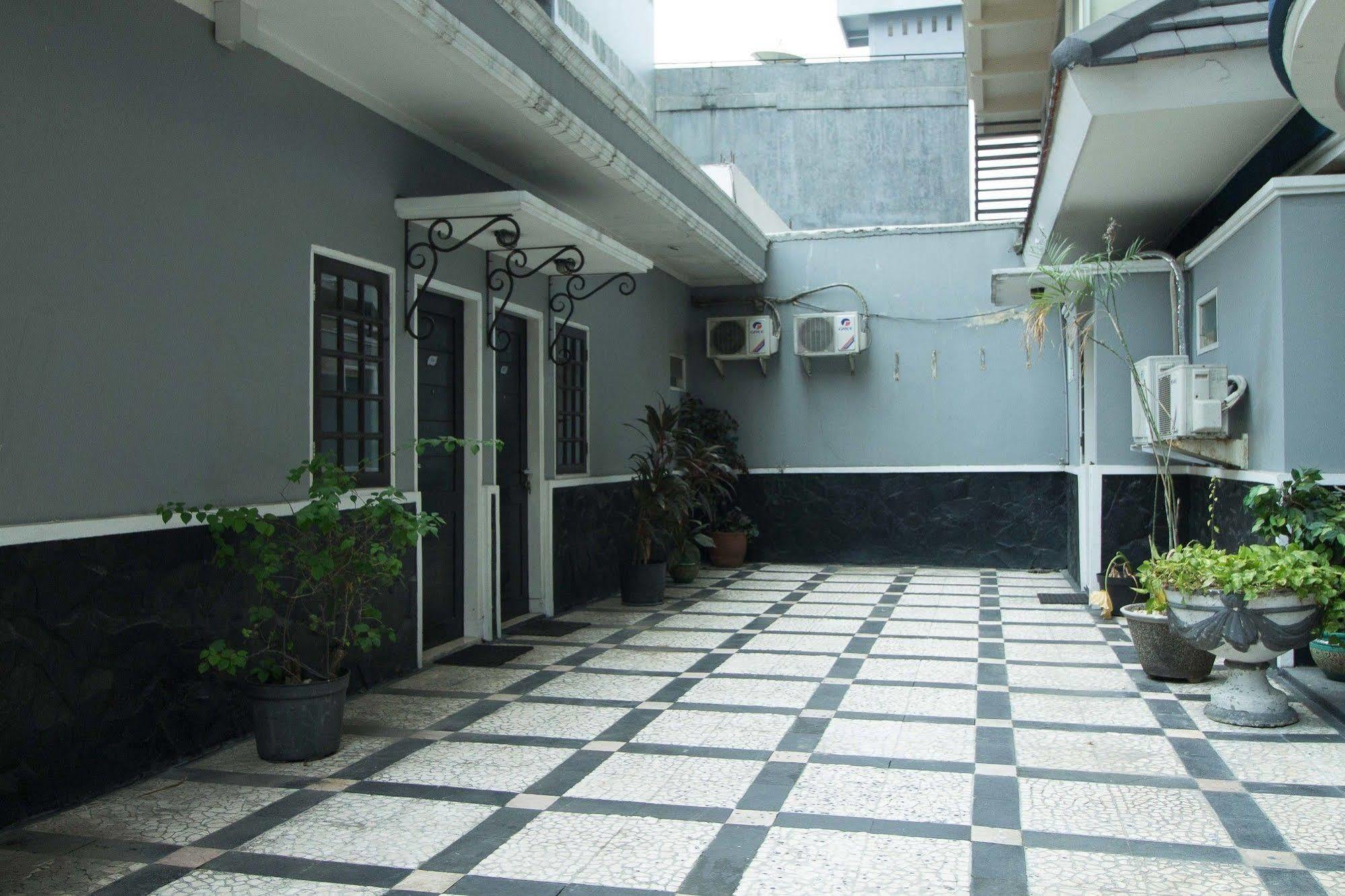 Reddoorz Premium @ Thamrin Kebon Sirih Hotel Jacarta Exterior foto